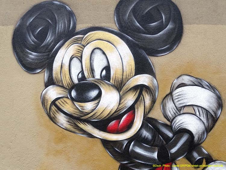 Mickey hilare