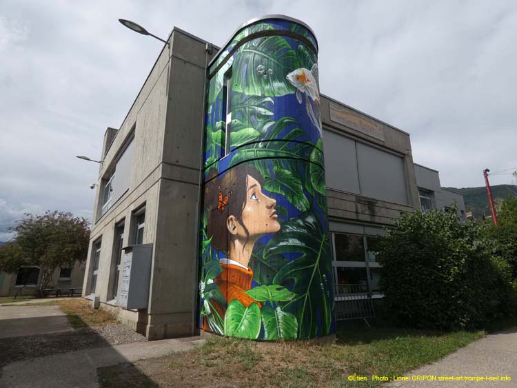 Fillette et combattant