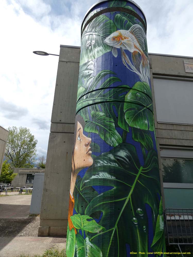 Fillette et combattant