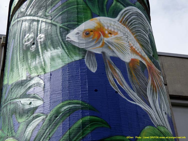 Fillette et combattant