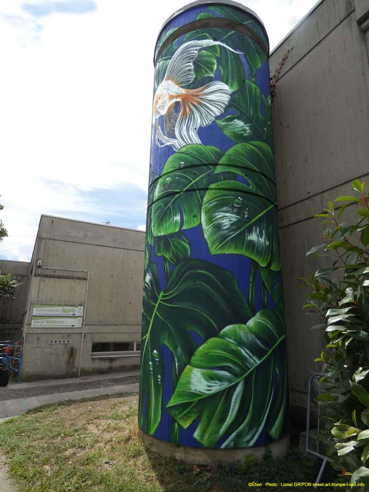 Fillette et combattant