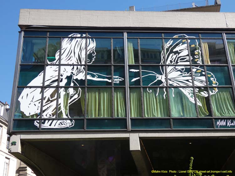 Fillette et papillon