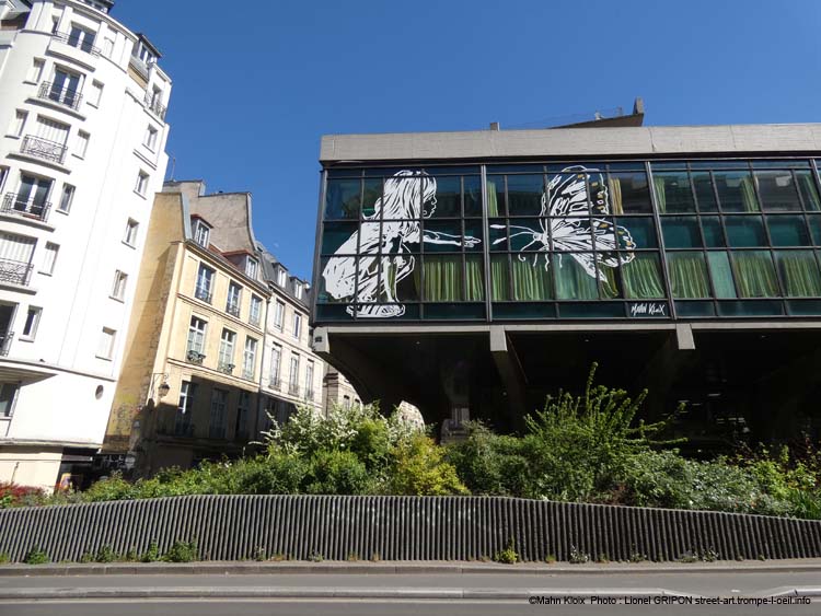 Fillette et papillon