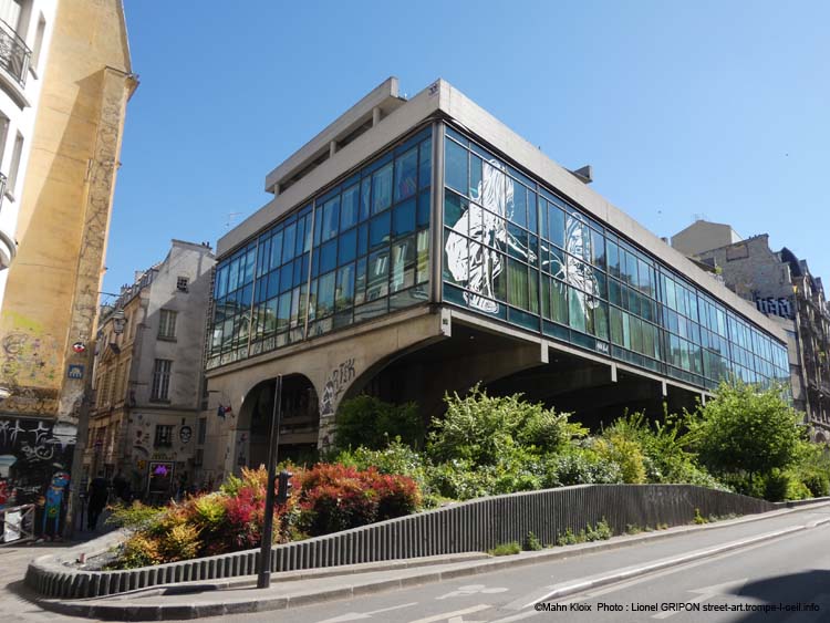 Fillette et papillon