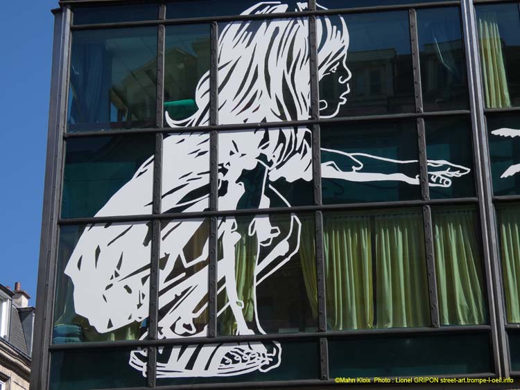 Fillette et papillon