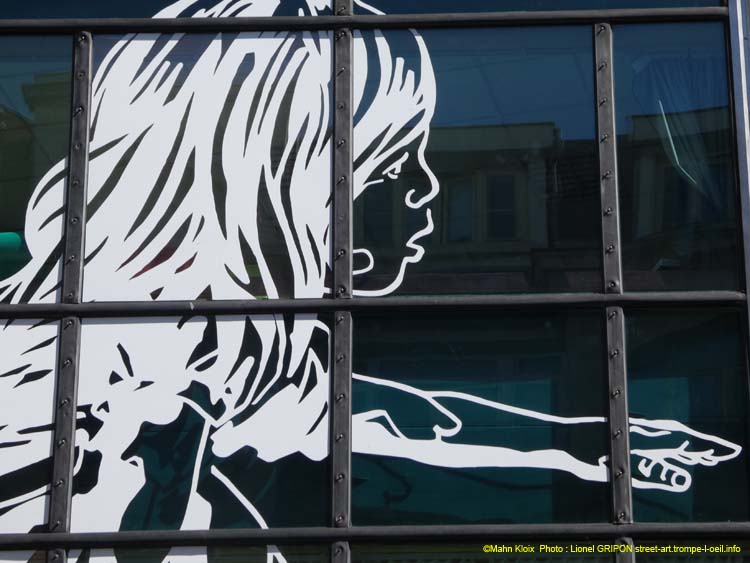 Fillette et papillon