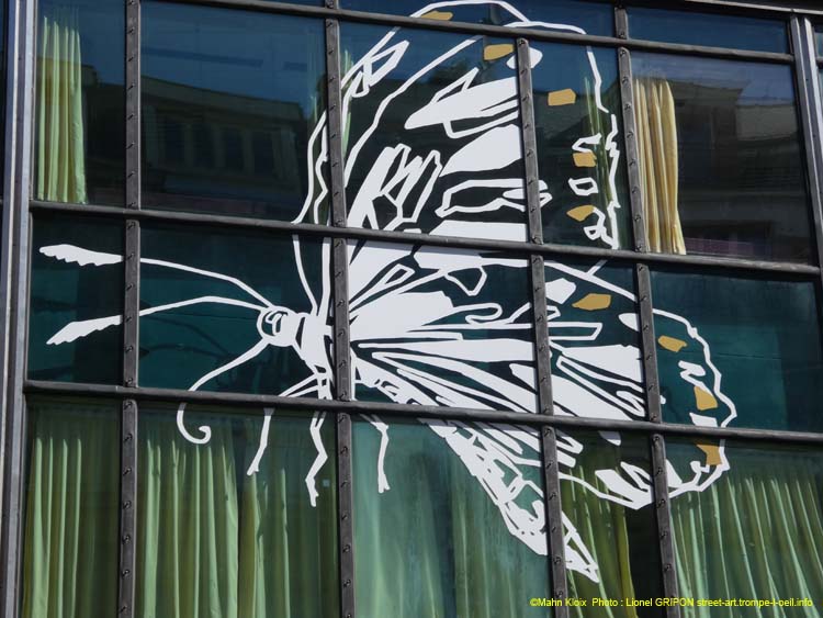 Fillette et papillon