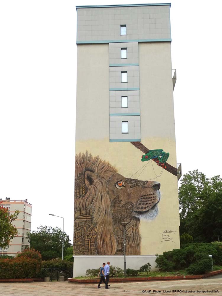 Lion et grenouille