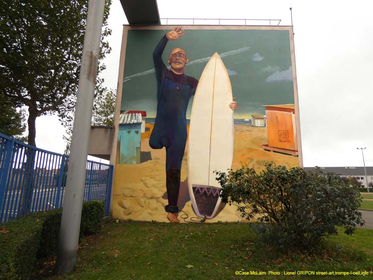 Surfeur unijambiste