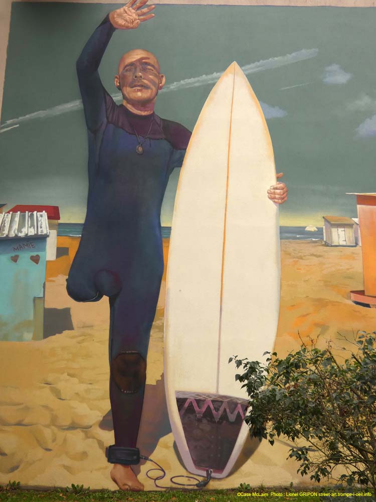 Surfeur unijambiste