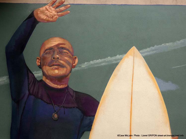 Surfeur unijambiste
