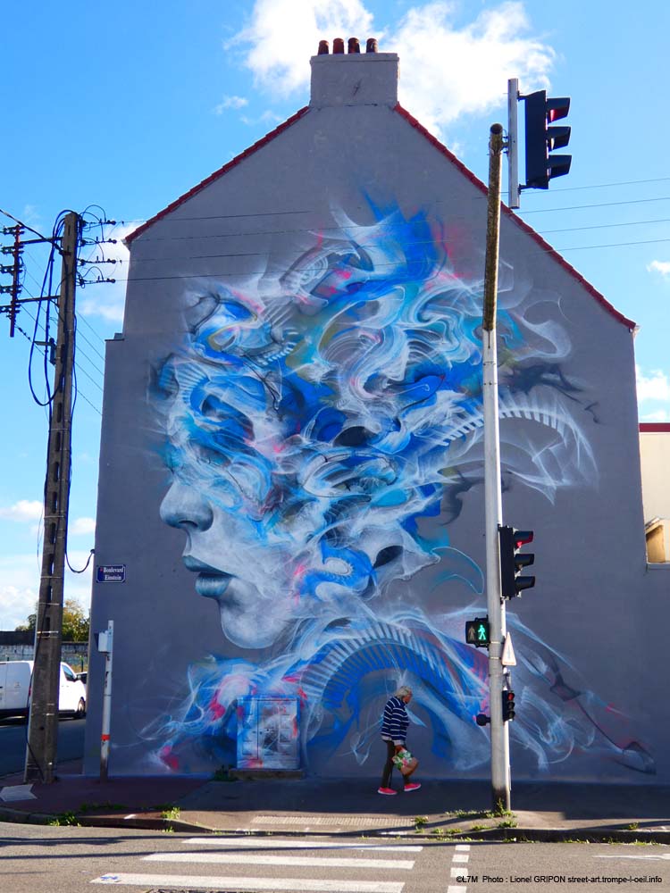 Femme à volutes