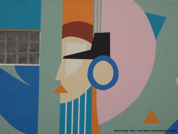 Femme et hirondelle