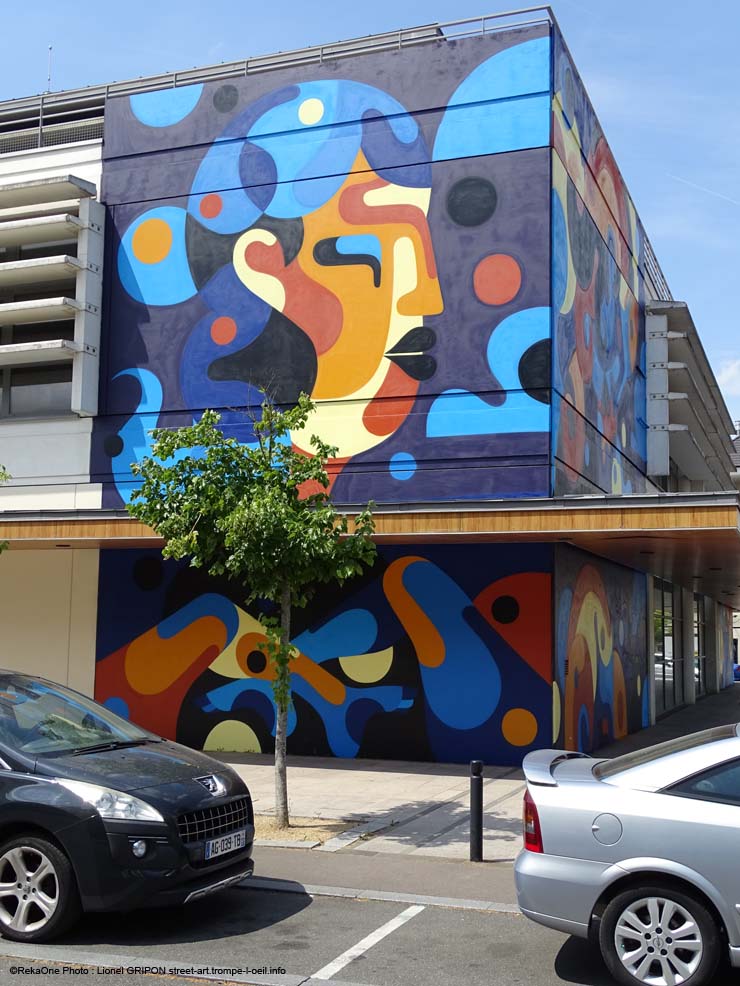 Médiathèque colorée