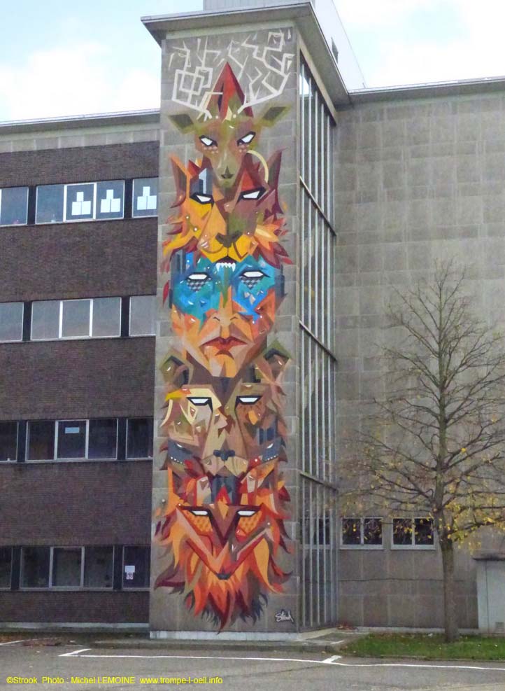 Totem mural