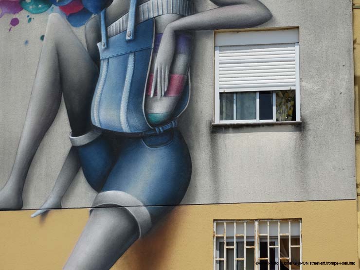 Femme en salopette