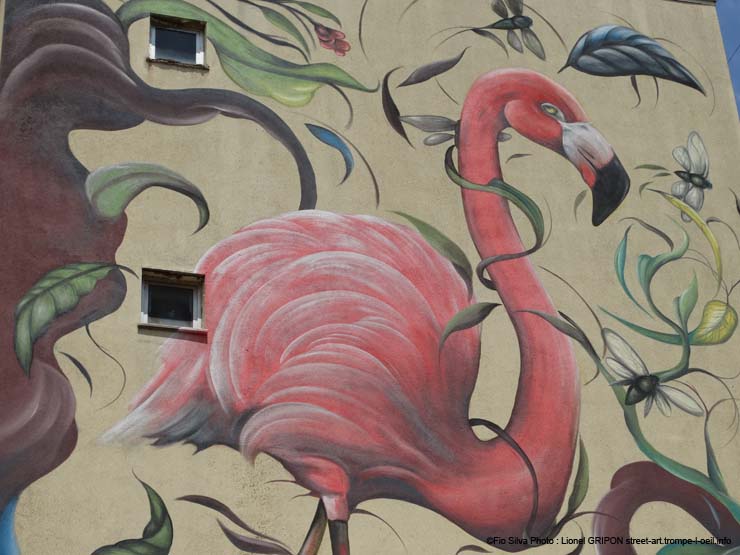 Flamant rose et mouches