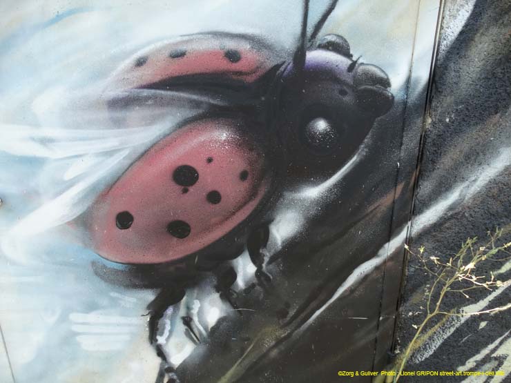 Oiseau et coccinelle