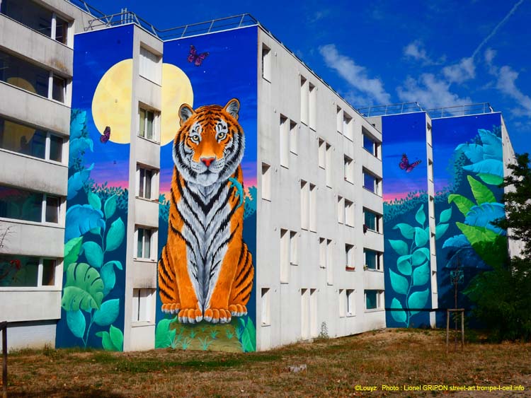 Tigre et papillons