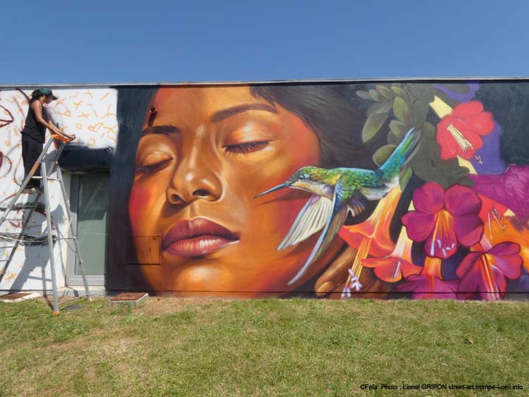 Femme et colibri