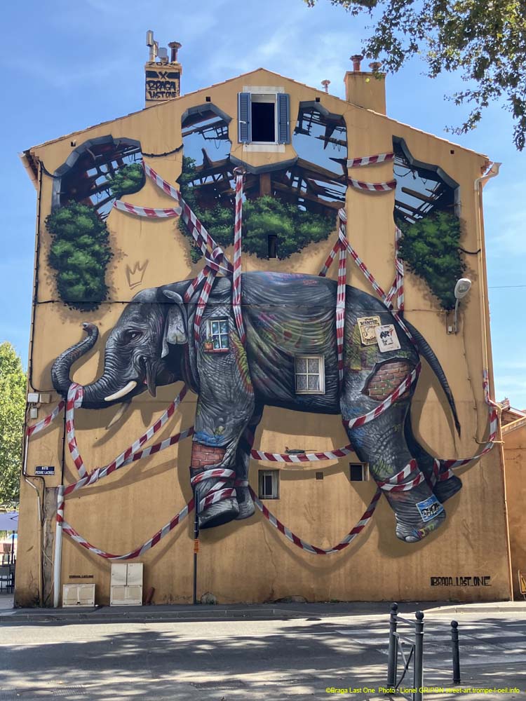Éléphant suspendu