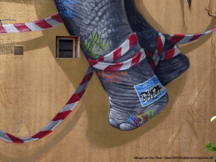 Éléphant suspendu