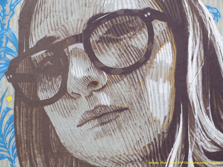 Femme à lunettes