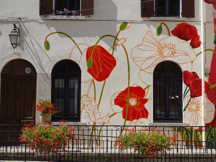 Enfant et coquelicots