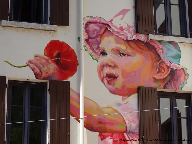 Enfant et coquelicots