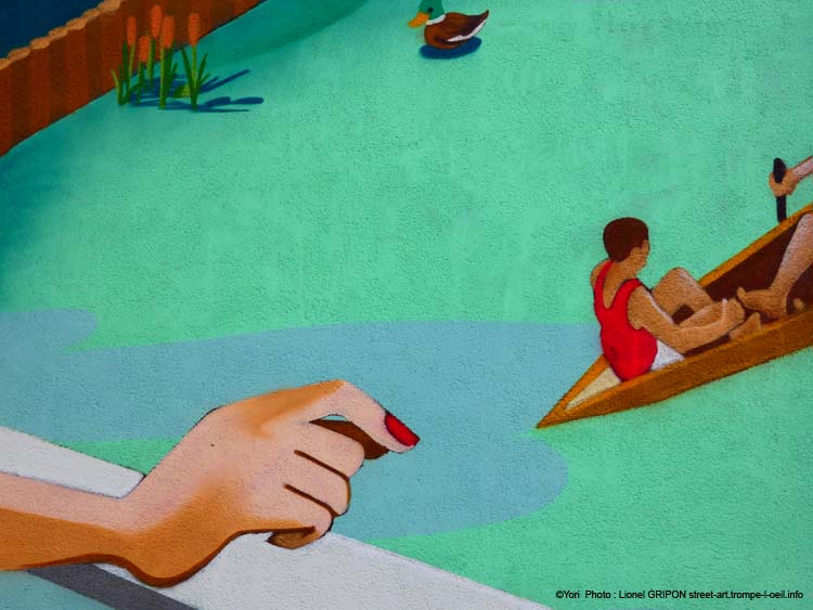 Femme au bord du canal