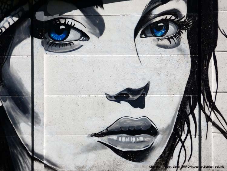 Belle aux yeux bleus
