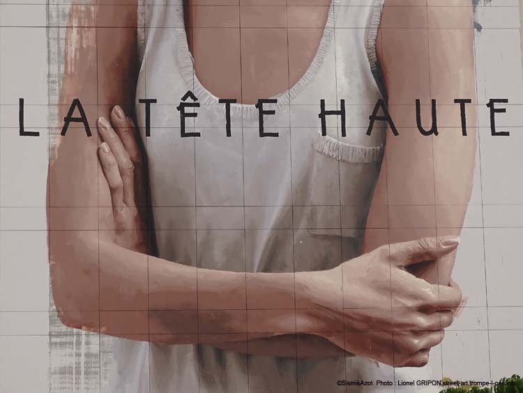 La tête haute