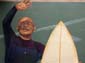 Surfeur unijambiste