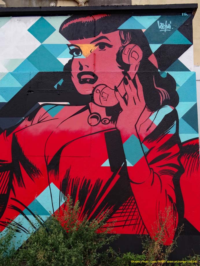 Femme au téléphone