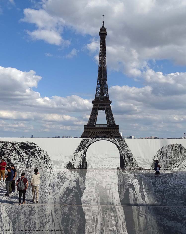 Tour Eiffel et précipice