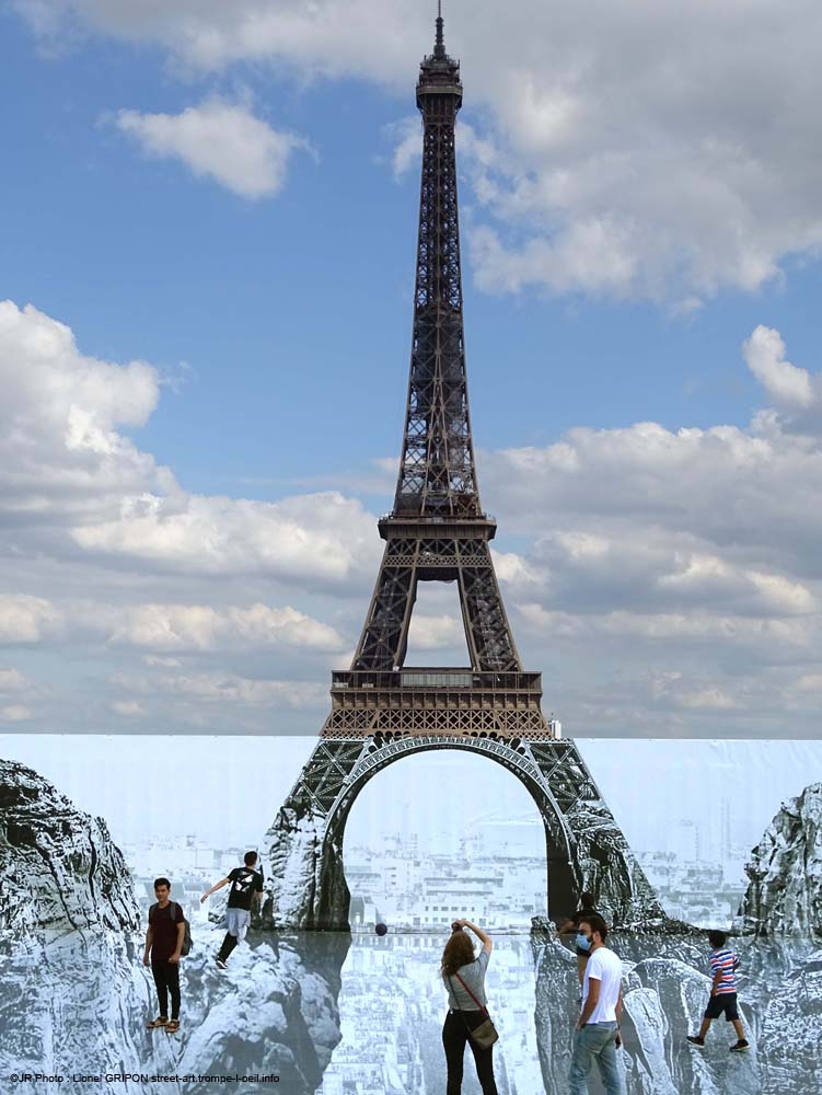 Tour Eiffel et précipice