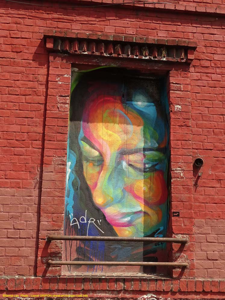 Fenêtre sur rue – Sema Lao