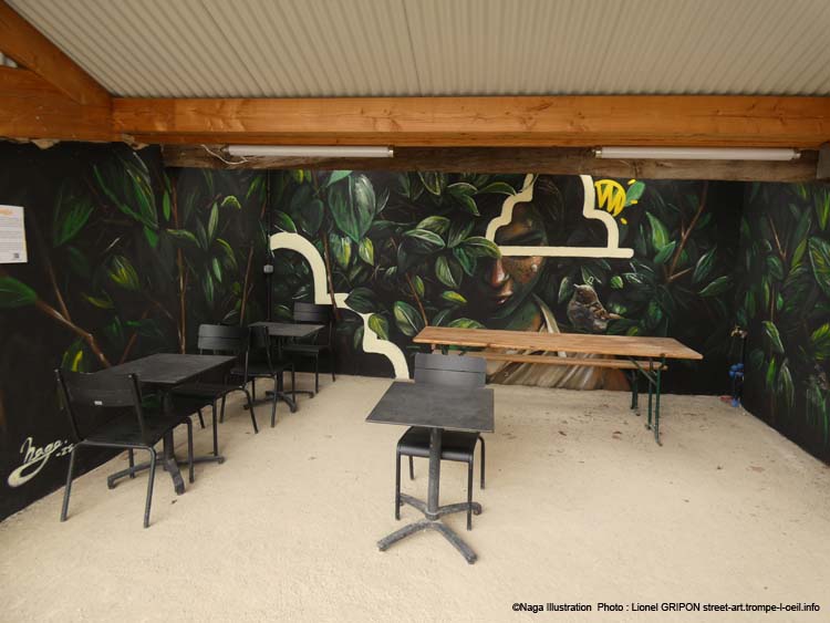 Noyée dans la verdure