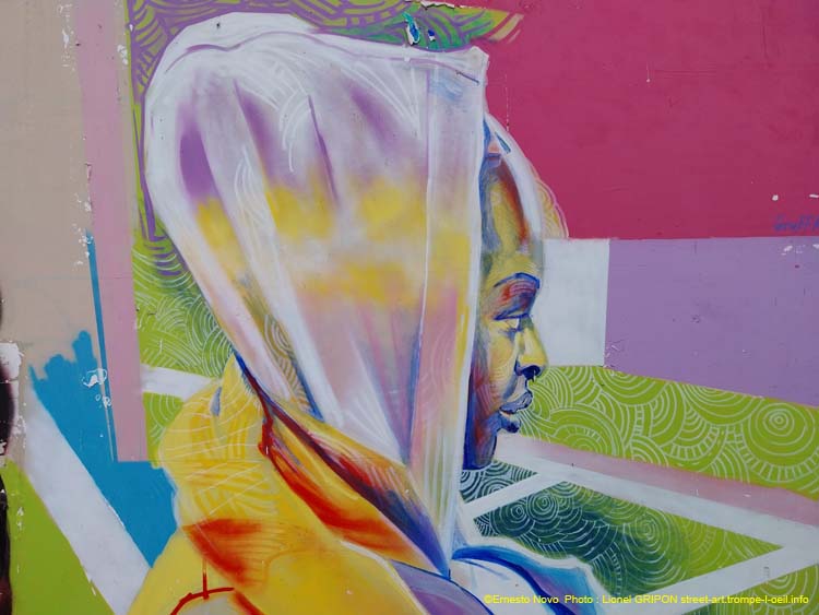Femme capuchée