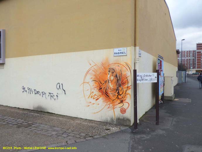 Petite fille en orange