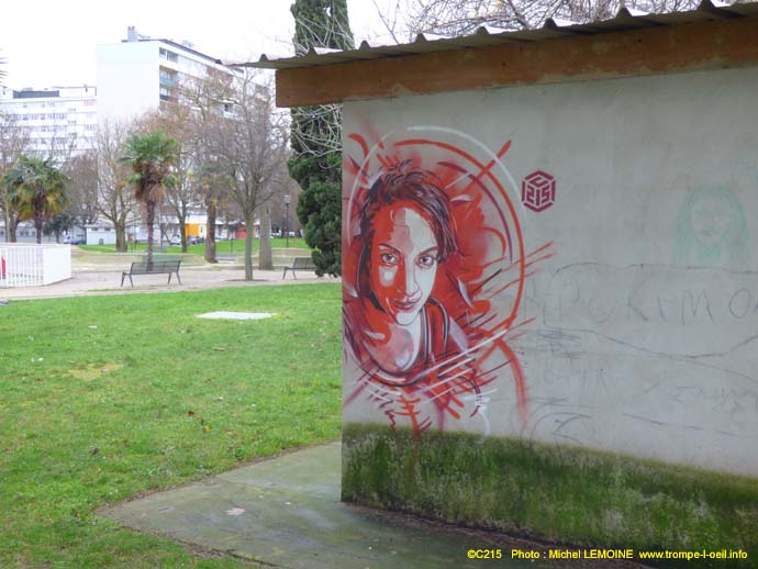 Jeune femme en rouge