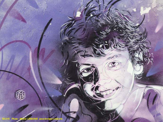 Petit garçon en violet