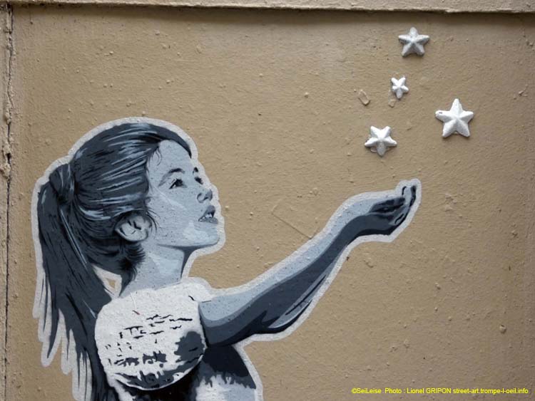 Fillette et étoiles