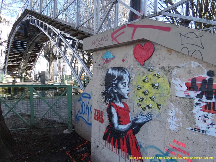 Fillette et abeilles-03