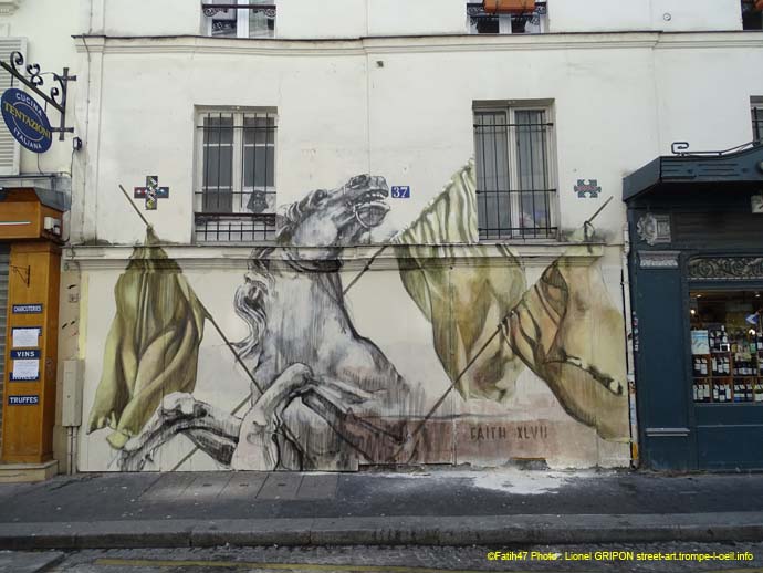 Cheval et drapeaux