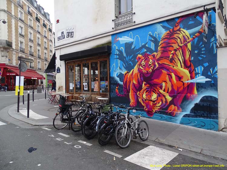 Tigres et ruisseau