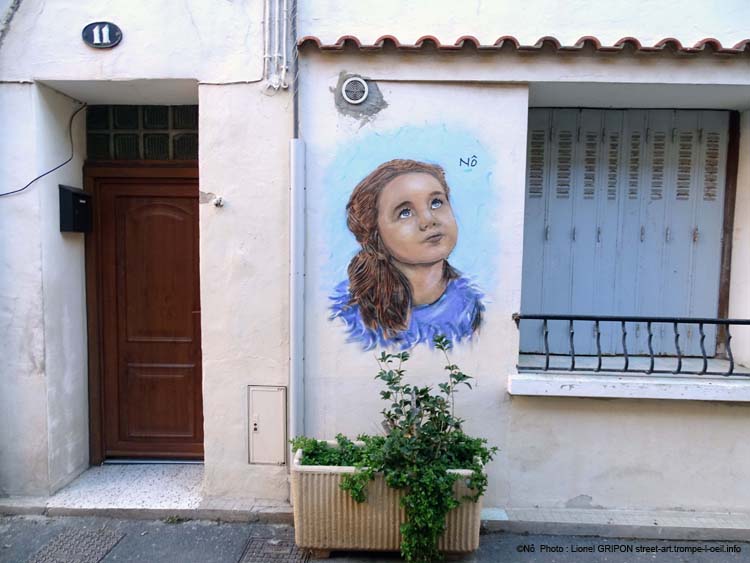 Fillette rêveuse