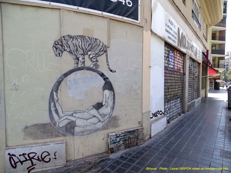 Tigre et femmes nues