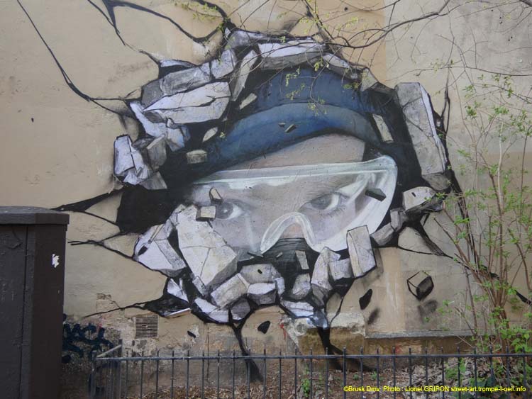 Graffeur dans le mur