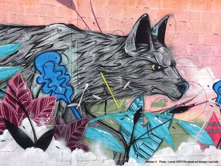 Chien et feuillage